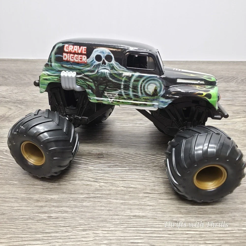 4 Monster Jam Trucks 1:24 Scale - Grave Digger Generations And Maximum...